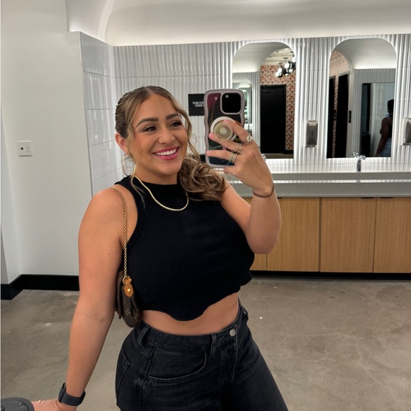 Meet your Posher, Alyssa - Picture 3 of 10